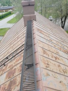 Ruosteiden poisto peltikatosta